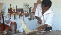 Gervais, luthier à Antananarivo