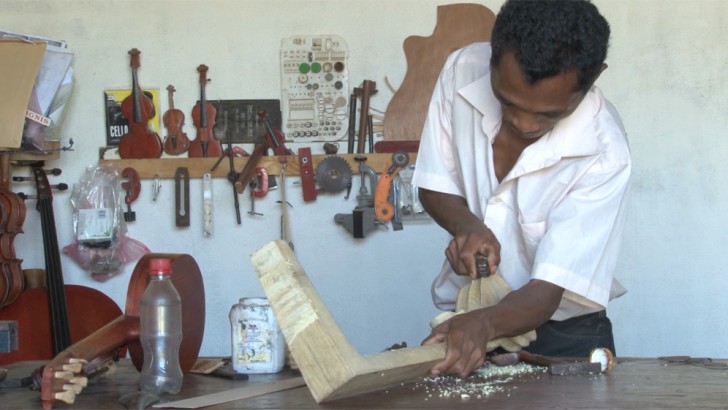 Gervais, luthier à Antananarivo